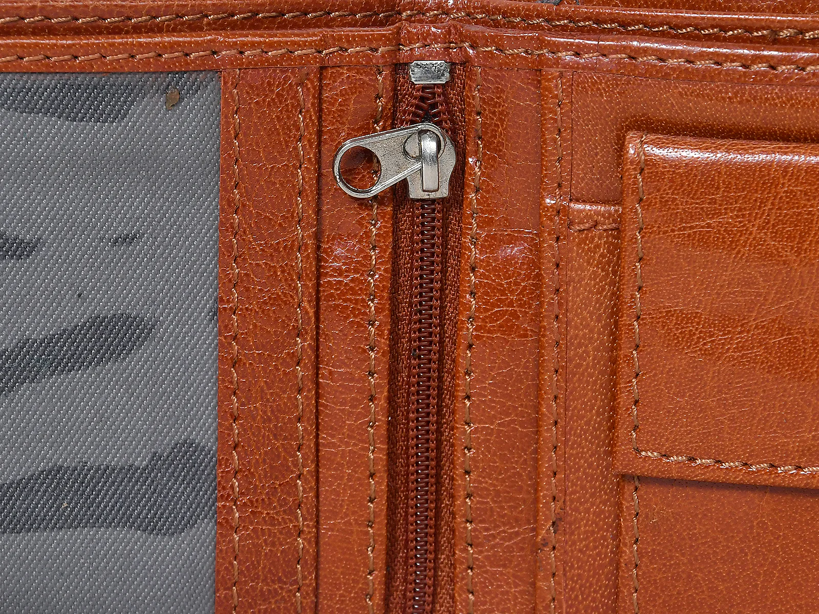 Premium Genuine Leather Bi-Fold Wallet with Zip Coin Pocket & Card Slots - Image 6