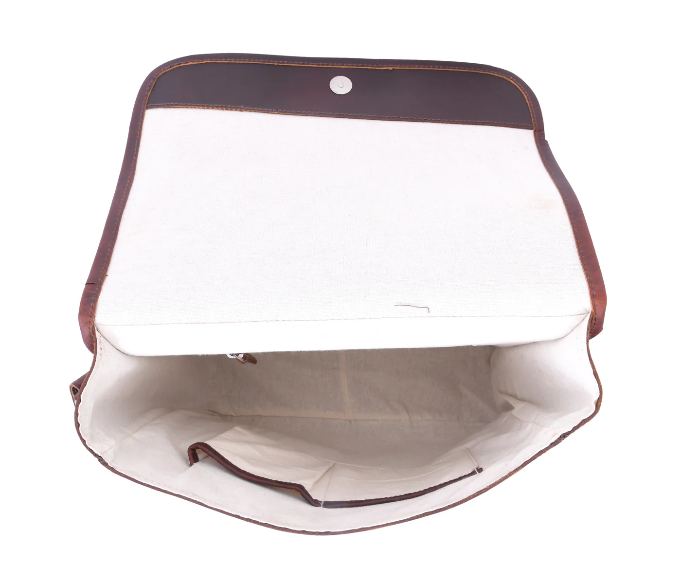 Classic Full-Grain Leather Crossbody Bag with Flap Closure for Everyday Carry - Image 7