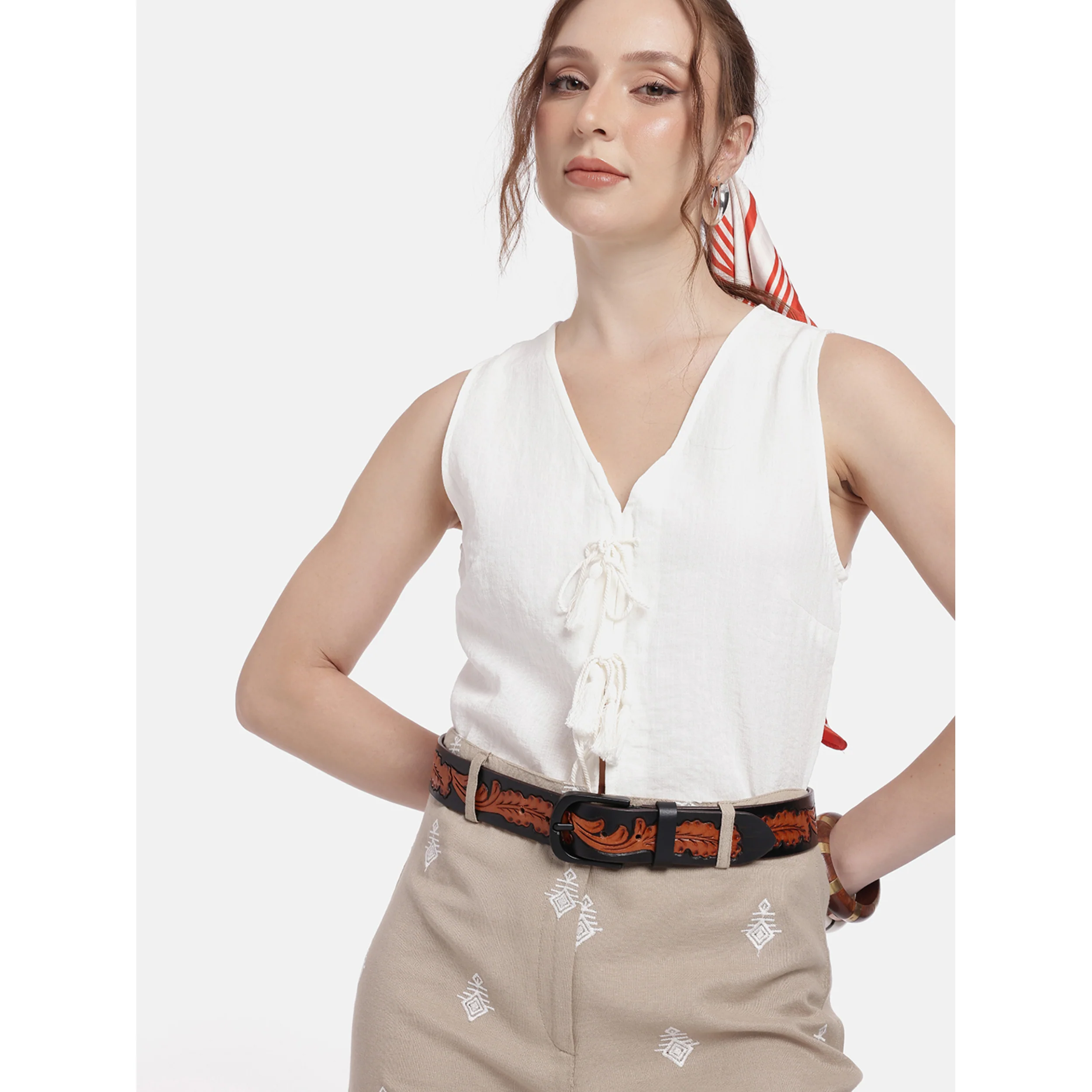 Premium  Black Leather Belt Featuring Carved Brown Leaf Pattern With Matte Buckle - Image 3